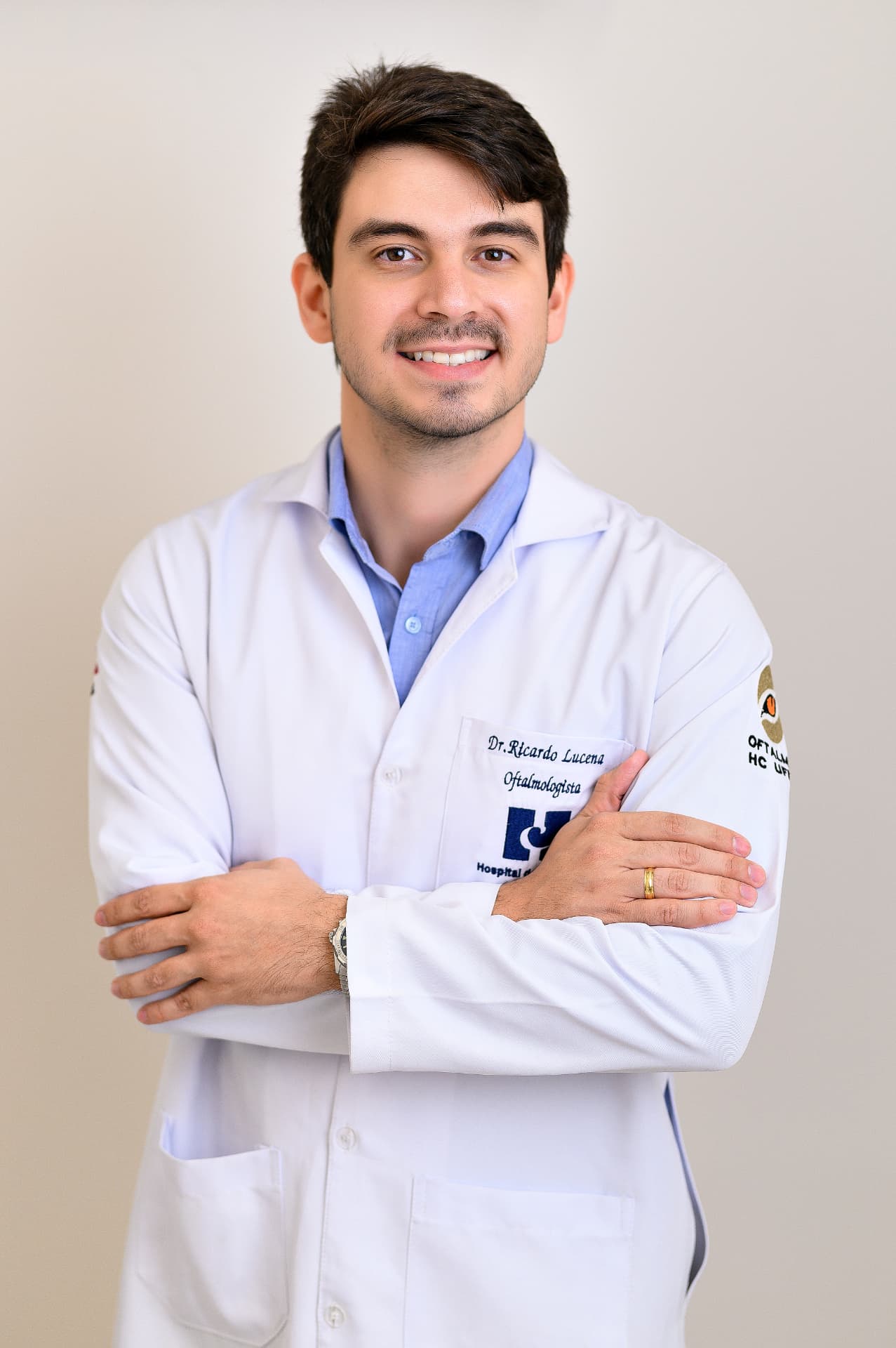 Médico oftalmologista segurando um modelo anatômico de olho humano